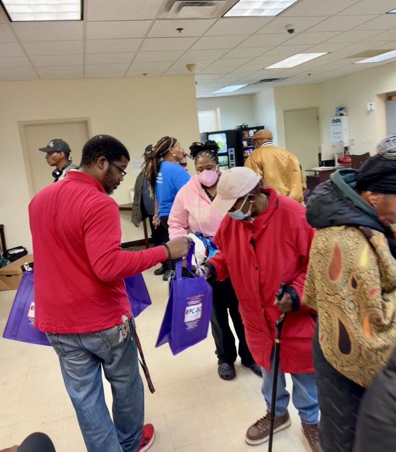 Image for the Tweet beginning: Going Thanksgiving shopping? Some seniors